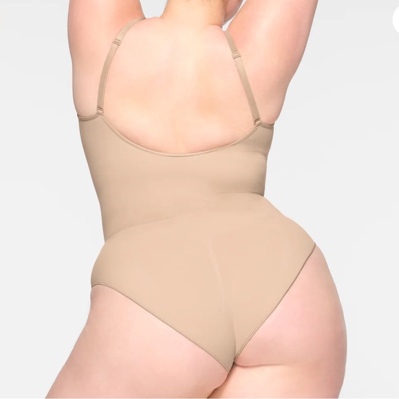 skims new version seamless sculpt brief bodysuit - Picture 4 of 8